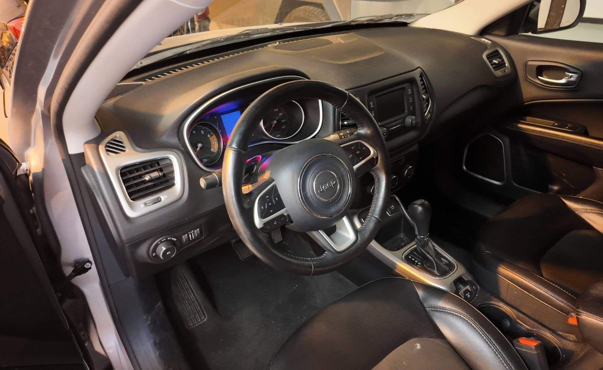 2018_Jeep_Compass_Latitude_Image010
